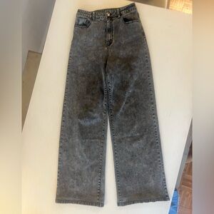 Very cute booty! Gray Denim stretch, high rise, straight leg jeans. Some wear🖤